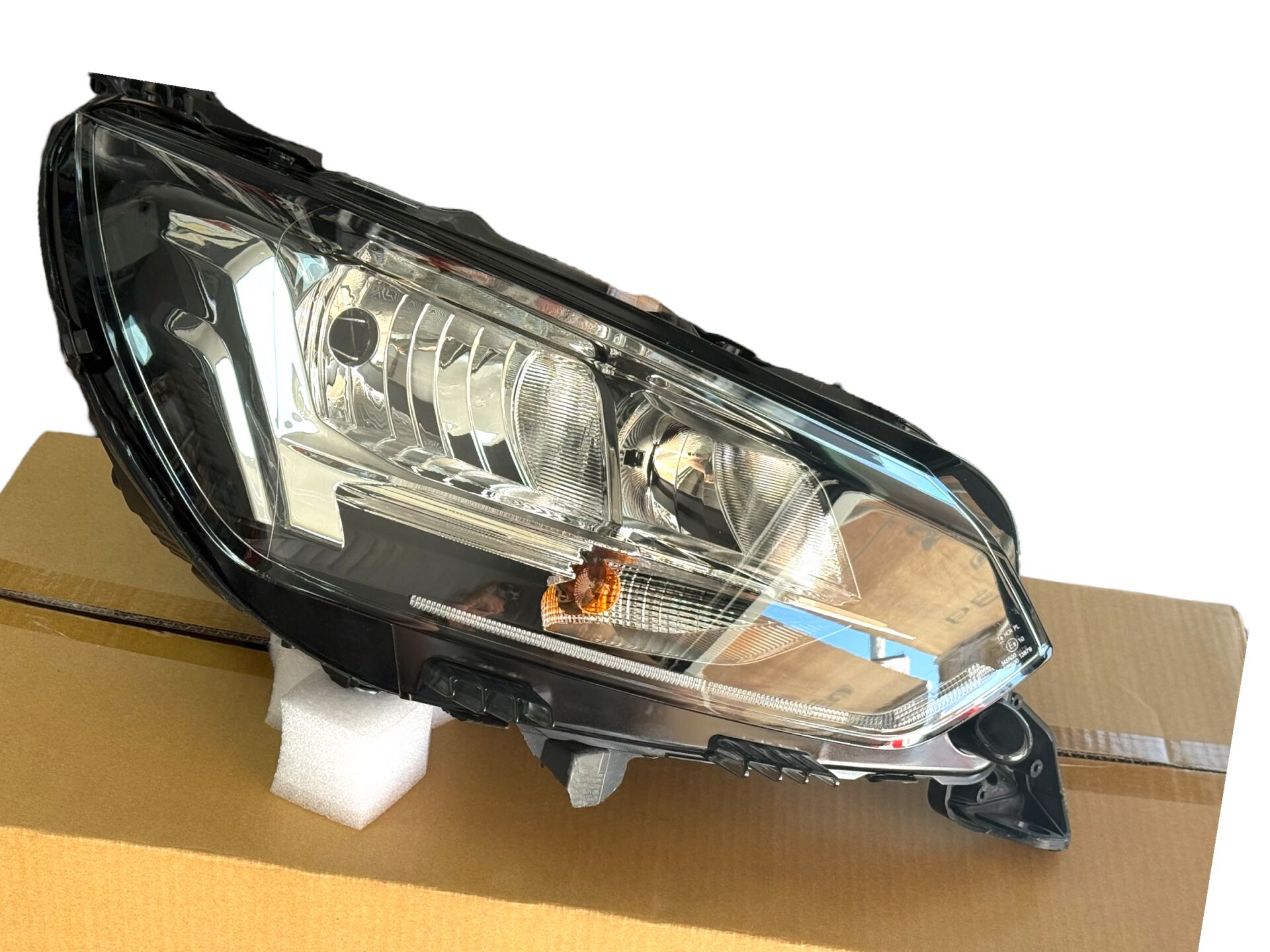 Peugeot 208 P21E Sağ Ön Far Ledsiz Halojen GRAMPA 9823193580