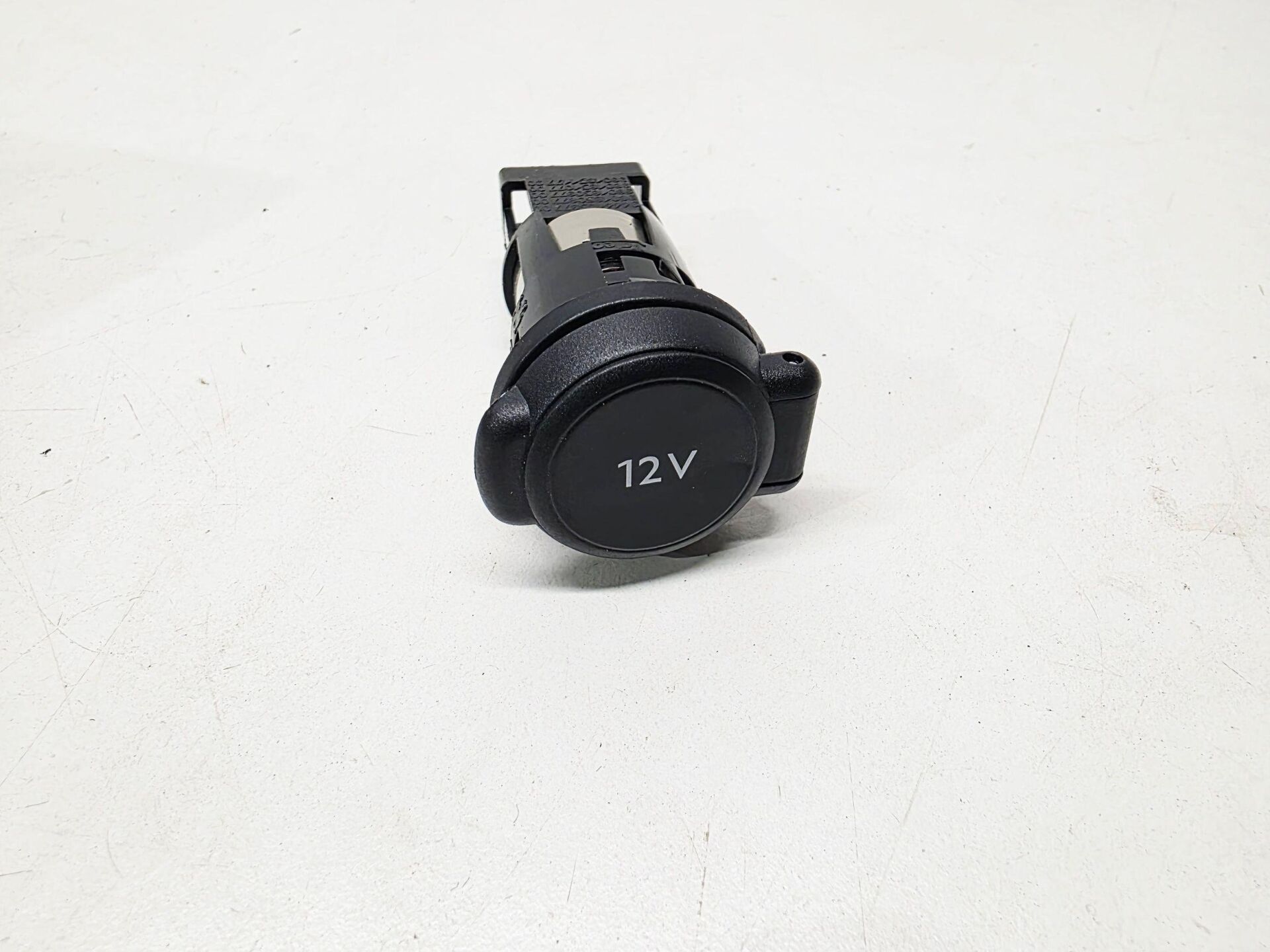 Peugeot 3008 P84 12 V Elektrik Prizi PSA Orijinal 98018509ZD